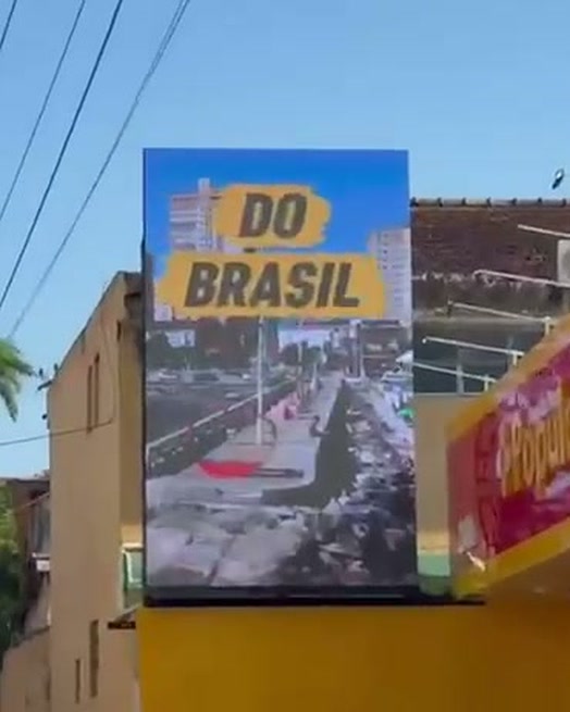 Painel de LED vertical na esquina da Rua João Ramalho com a XV de Novembro, Centro de São Vicente