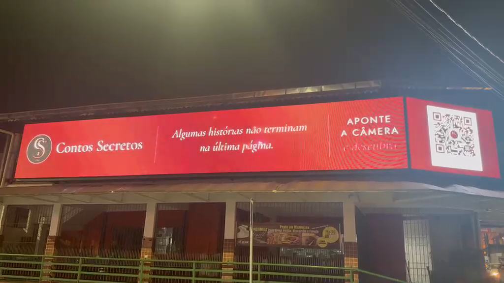 Painel de São Vicente aceso à noite na testeira do prédio